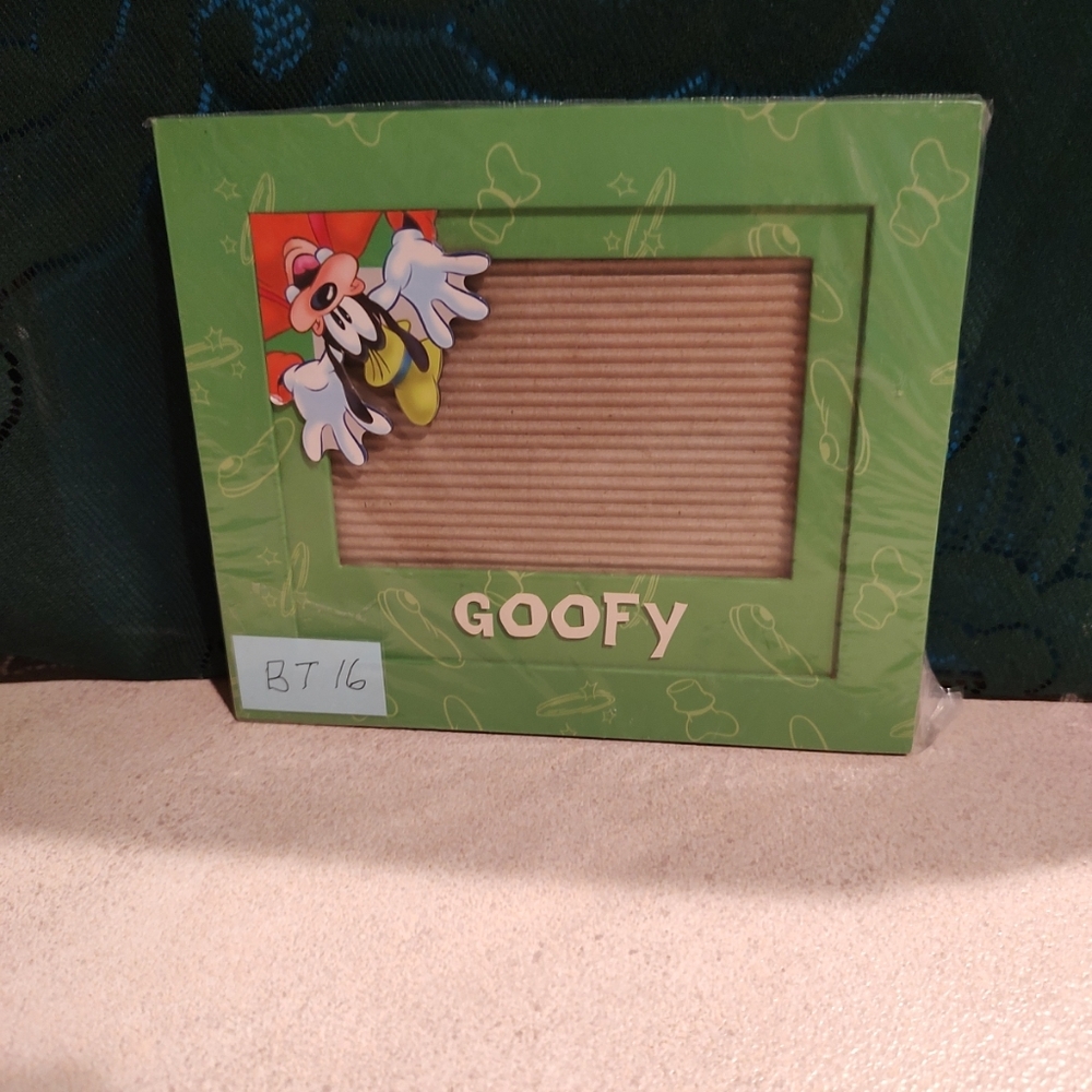Display your favorite Goofy memory with this Disney Store green picture frame.